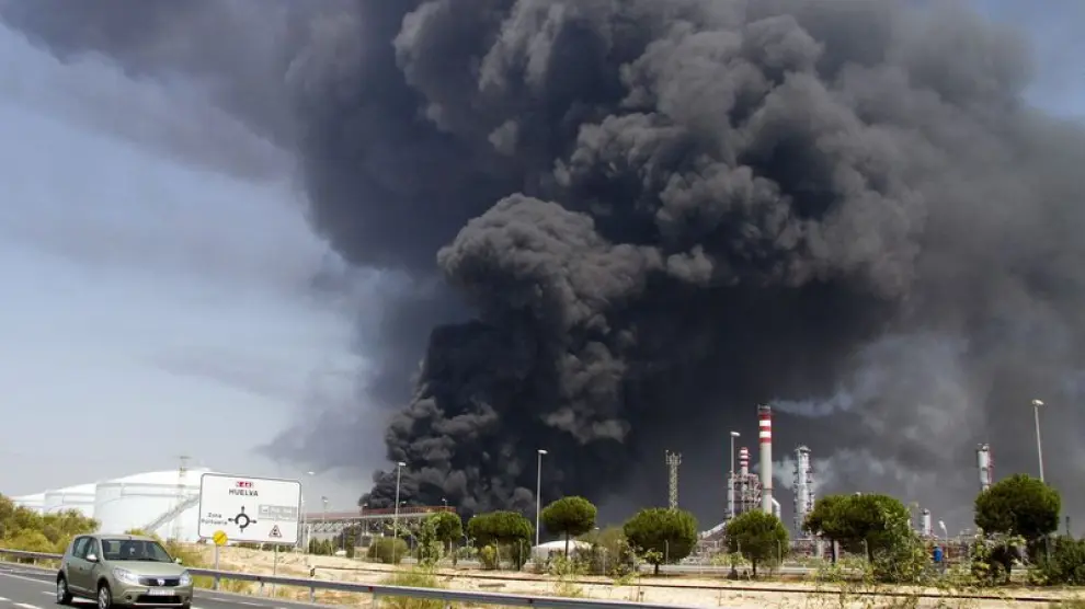 La torre de humo que causó el incendio en la refinería de Cepsa de Huelva