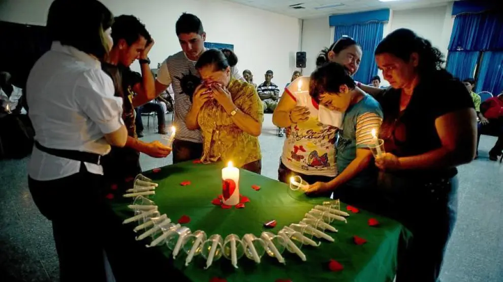 Familiares de un desaparecido lloran durante una ceremonia en el departamento de Magdalena (Colombia).