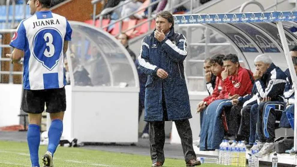 Juanra y el entrenador Esteban Vigo, en el partido de la pasada campaña frente al Numancia.