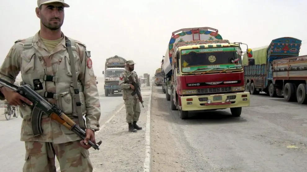 Paramilitares paquistaníes patrullan cerca de la frontera afgana en Chaman