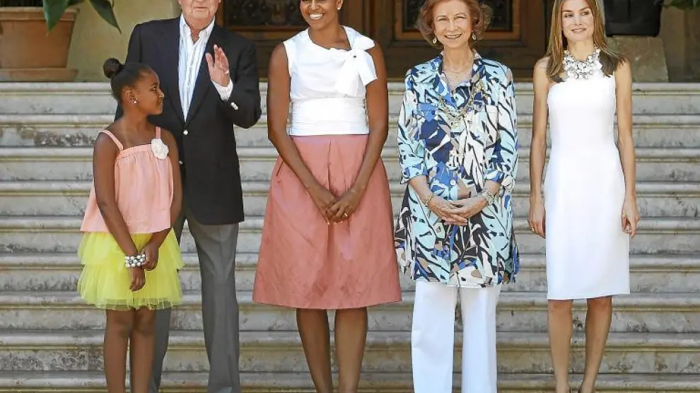 Sasha, con un vistoso conjunto en amarillo y rosa, posó con los Reyes, su madre, Michelle Obama, y la princesa Letizia.