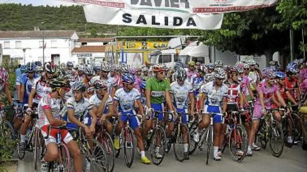Parrilla de salida de una pasada edición de la Vuelta al Bajo Aragón.