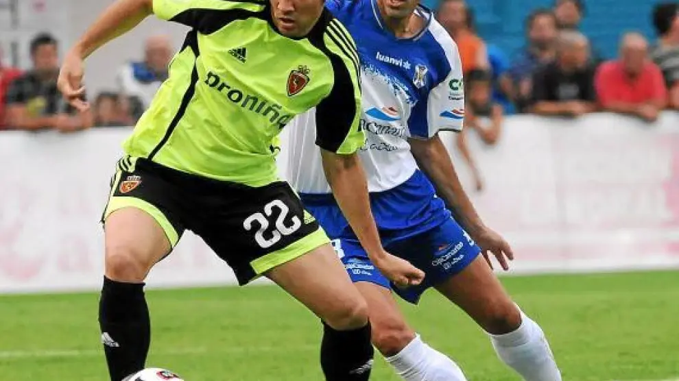 Bertolo, que debutó ayer con el Real Zaragoza, controla el balón.