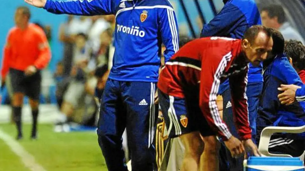 Gay, con gesto contrariado, comenta con Nayim una acción en el partido de anteayer en Tenerife.