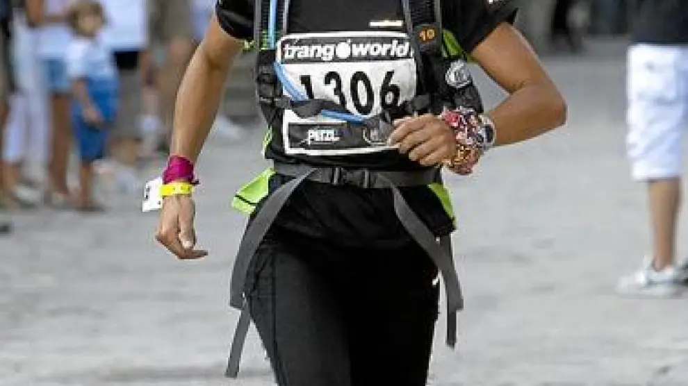 Isabel Sanjuán, feliz, entrando en la meta del Maratón edl Aneto.