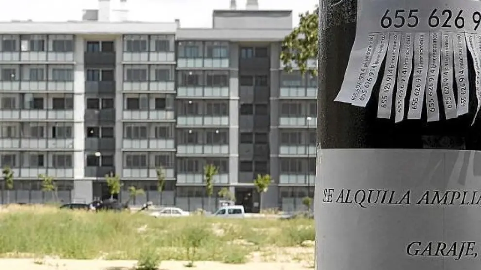 Anuncios de venta y alquiler de pisos en el barrio de Valdespartera, en septiembre de 2009.