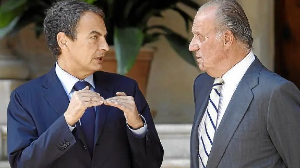 Rodríguez Zapatero charla con don Juan Carlos, ayer, tras su reunión en el palacio de Marivent.
