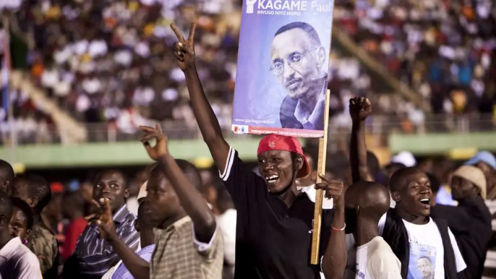 Un simpatizante de Kagame celebra su victoria en las elecciones.