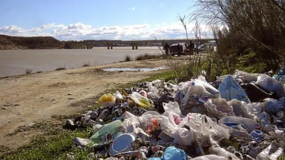 La falta de vigilancia y de limpieza hace que en las orillas del Mar de Aragón se acumule la basura.