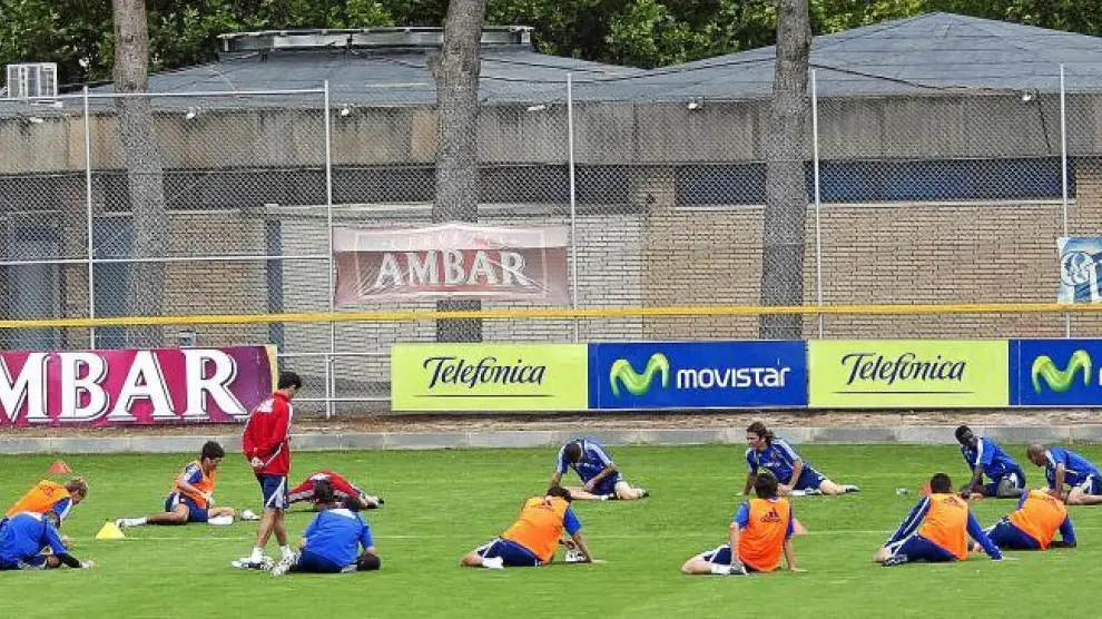 Los jugadores del Real Zaragoza, durante los estiramientos del final del entrenamiento de ayer en la Ciudad Deportiva.