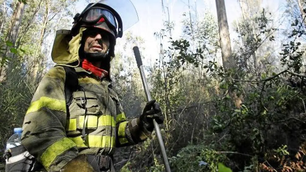 Un brigadista trabaja en la extinción del incendio en el que murieron dos de sus compañeros.