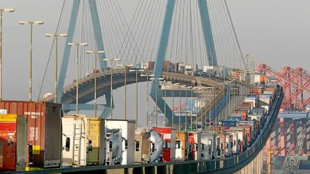 Camiones atravesando un puente del puerto de Hamburgo, de gran tráfico exportador.
