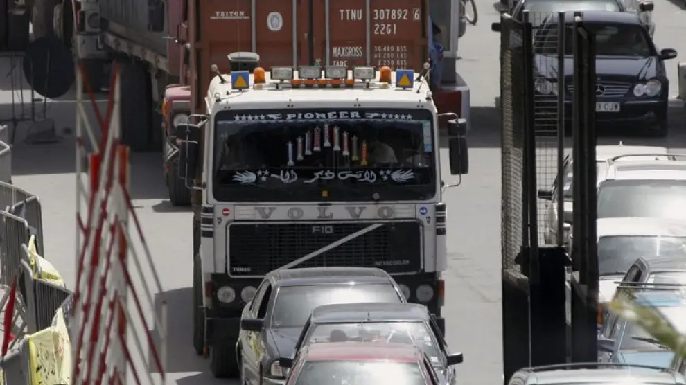 El camión que transporta alimentos entra en Melilla.