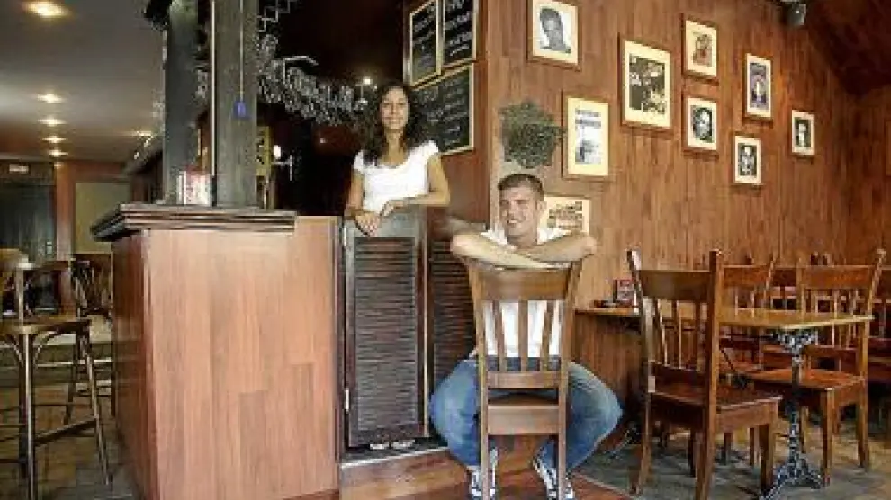 Ana Burgos y David Moreno, en su bar del Paseo Ruiseñores.