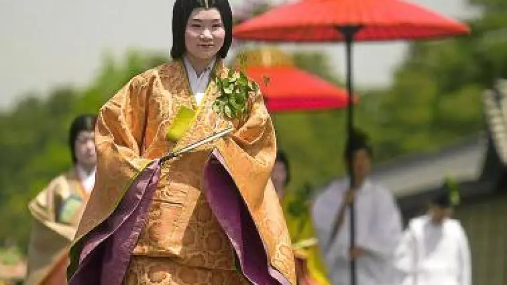 Una japonesa luce el kimono en un festival de Kioto.