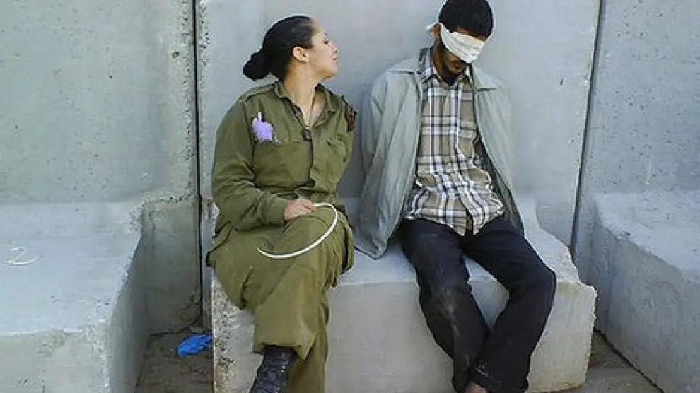 La ex soldado posa junto a presos palestinos