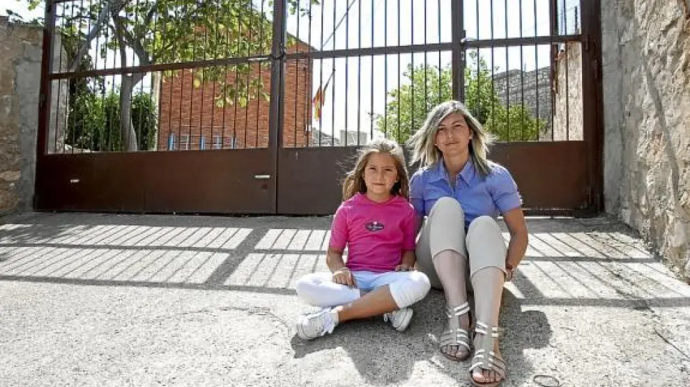 Victoria y su madre, Yolanda Martínez, a las puertas del colegio de Mezalocha.
