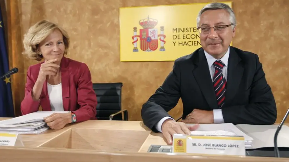 La vicepresidenta segunda del Gobierno y ministra de Economía, Elena Salgado, y el titular de Fomento, José Blanco
