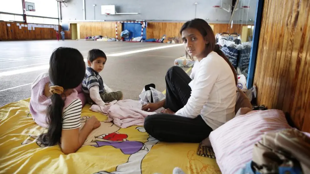 Una familia gitana espera a ser repatriada