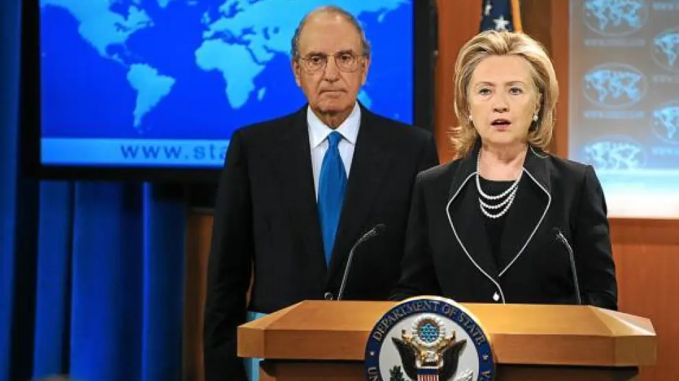Hillary Clinton y George Mitchell anuncian la reanudación del diálogo, ayer en Washington.