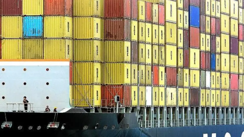 Imagen de archivo de un gran buque de mercancías atracando en el puerto de Valencia.