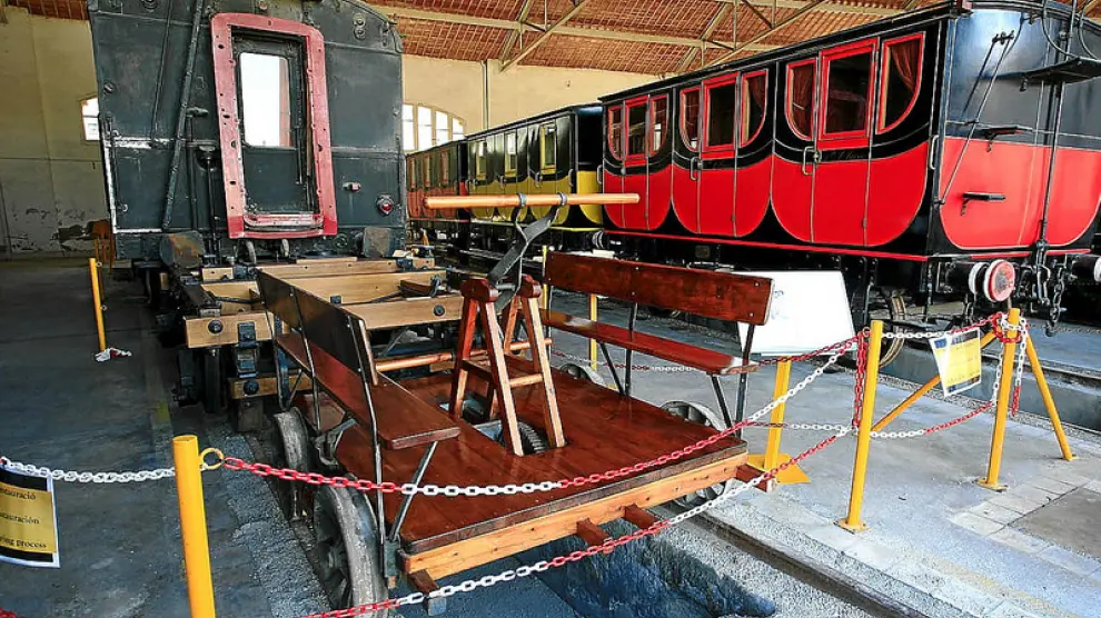 La vagoneta, en el museo de Vilanova i La Geltrú, junto a otras máquinas ferroviarias