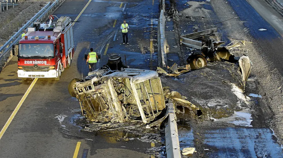 Por causas que todavía se desconocen, el camión volcó por el lado izquierdo y se incendió entre la calzada y la mediana.