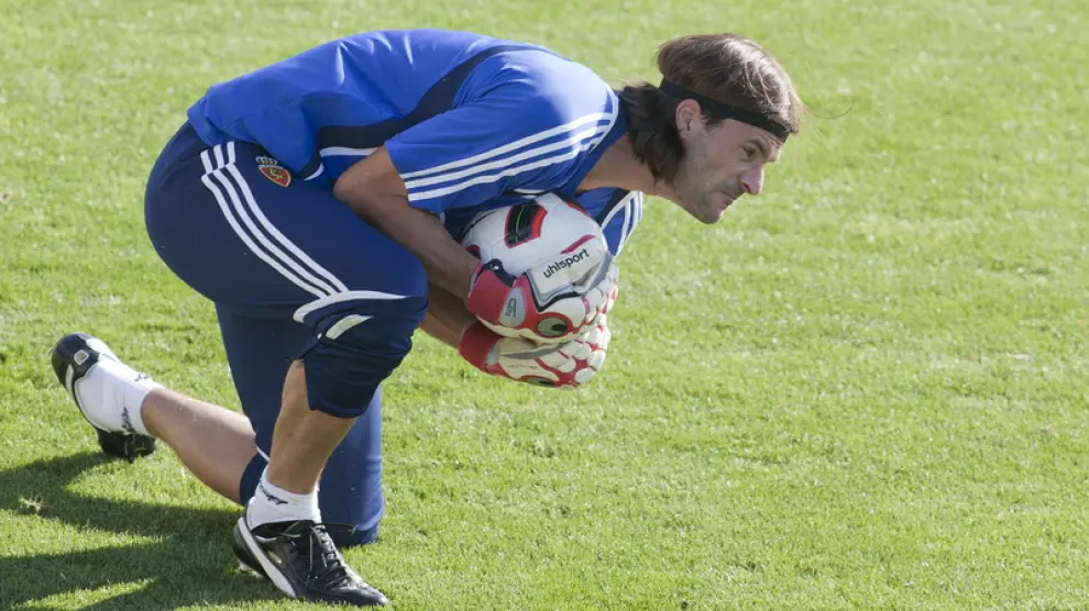 Leo Franco controla el balón con las manos durante un entrenamiento.