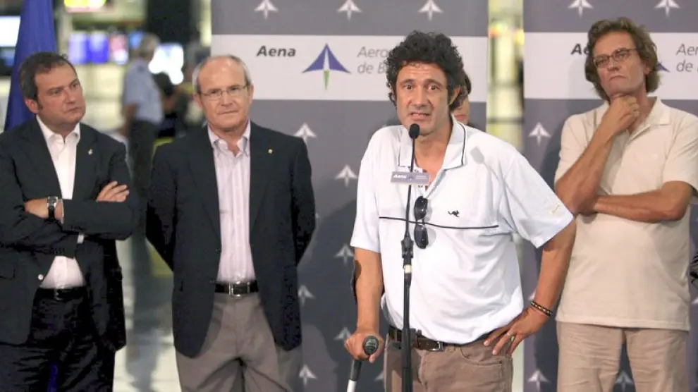Vilalta se dirige a los medios a su llegada a El Prat, junto al alcalde de Barcelona, el presidente de la Generalitat y su compañero de cautiverio, Roque Pascual