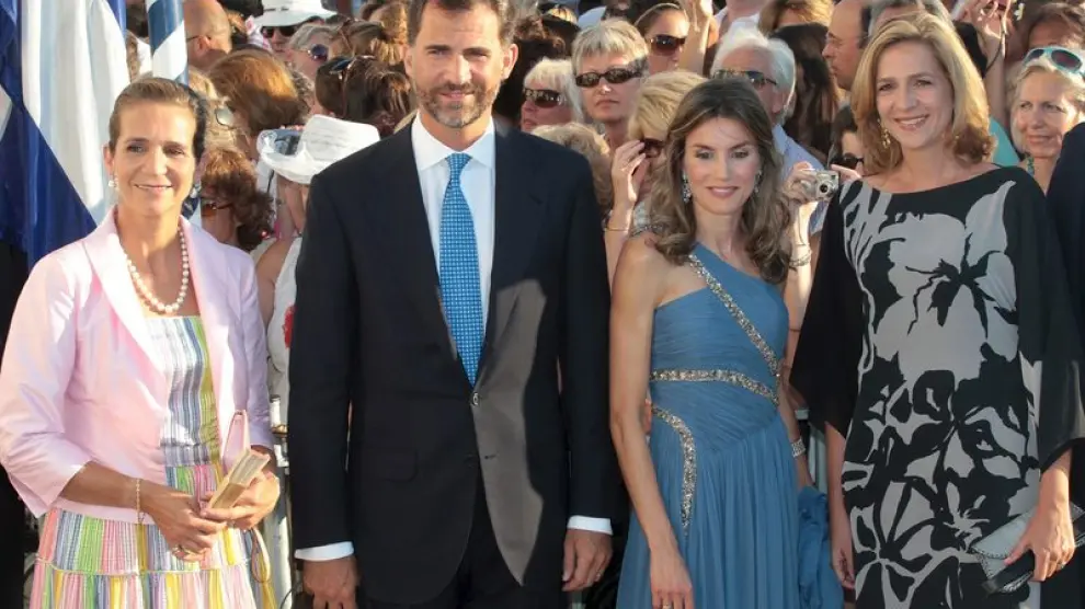 El príncipe Felipe y su esposa posan junto a la Infanta Elena y a la Infanta Cristina