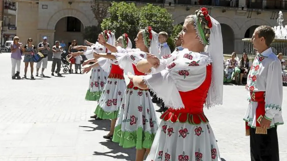 La Muestra de Folclore de Teruel se inauguró con el desfile del grupo bielorruso.