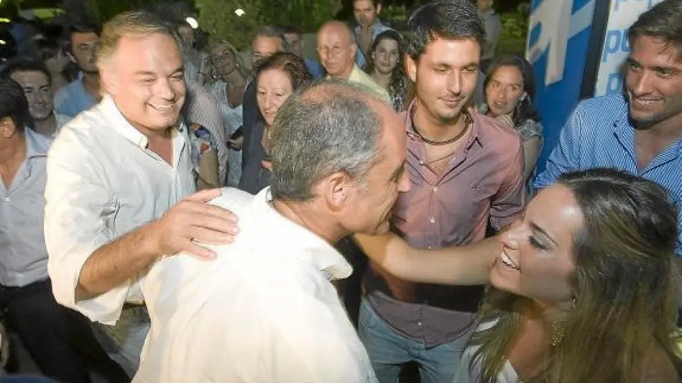 Camps saluda a una simpatizante a su llegada a la cena, en presencia de González-Pons.