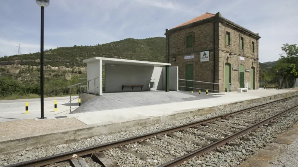 Las estaciones de Anzánigo y Caldearenas, en la línea de Canfranc, acaban de ser reformadas. Las obras, acometidas en 2009 y 2010, han incluido la rehabilitación exterior para evitar riesgos
