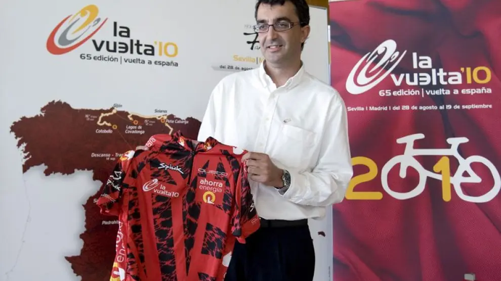Javier guillén, director de la Vuelta, muestra el nuevo maillot.
