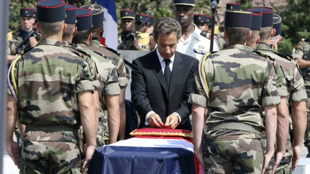 Sarkozy ante el féretro de un soldado francés.