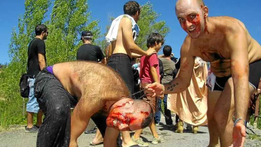 Dos hombres lobo, cubiertos de sangre, en la carrera de zombies celebrada ayer en Javierrelatre.