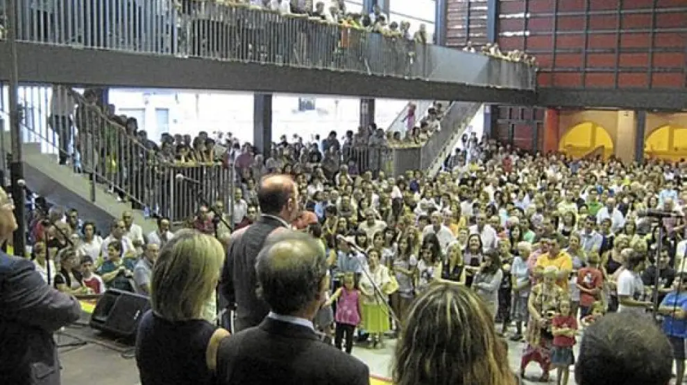 El presidente de la DPZ, Javier Lambán (adelantado, de espaldas), asistió ayer a la inauguración.