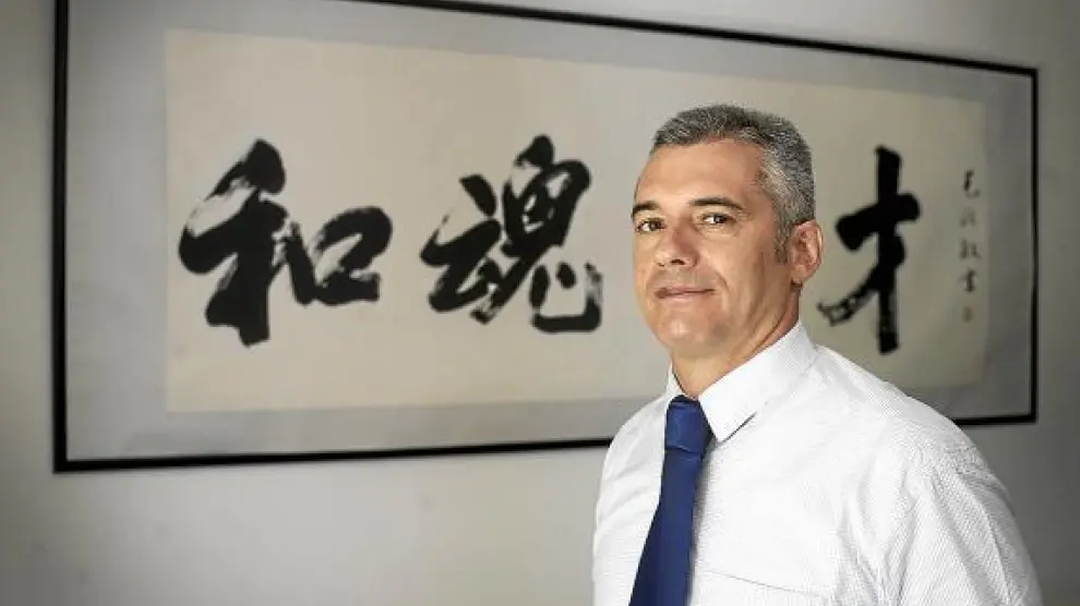 El abogado y profesor Francisco Barberán, junto a un cuadro de letras japonesas.