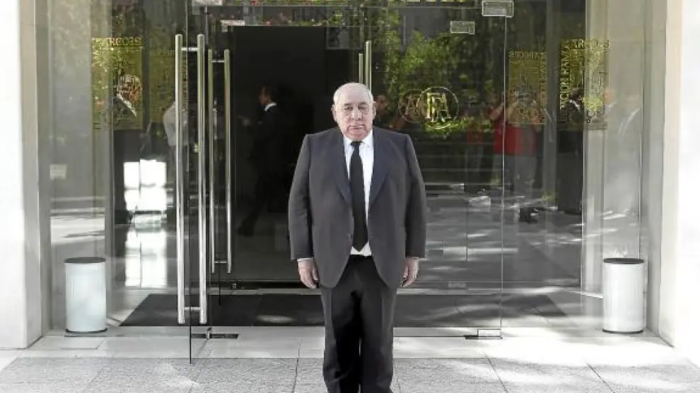 Isidoro Álvarez, presidente de El Corte Inglés, ayer a su llegada a la junta de accionistas.