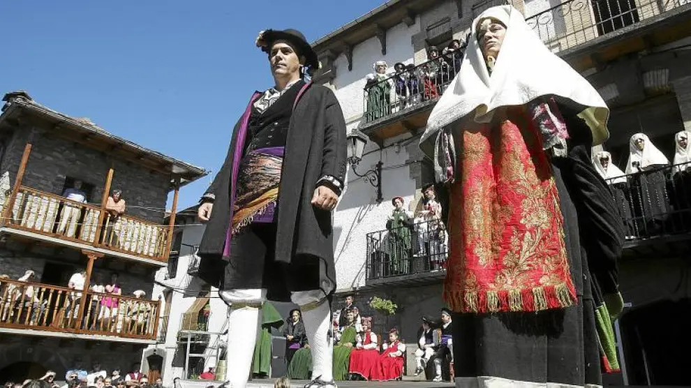 Los vestidos de novios de iglesia durante la fiesta del Traje de Ansó, que abarrotó ayer la plaza de Domingo Miral de la población.