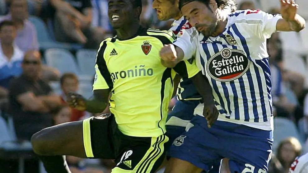 Marco Pérez (i) pelea con un jugador del Deportivo