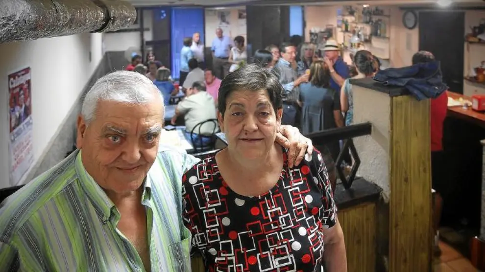 Ángel Gracia y Joaquina López, propietarios del bar Churrión de Maluenda, ayer en el local, repleto de clientes.