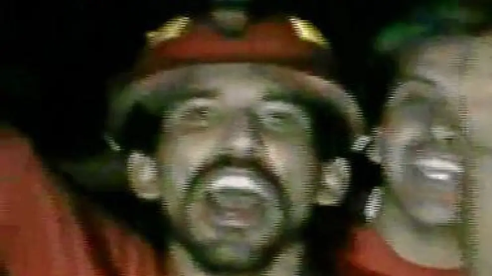 Imagen del vídeo en el que aparecen los mineros muy animados.