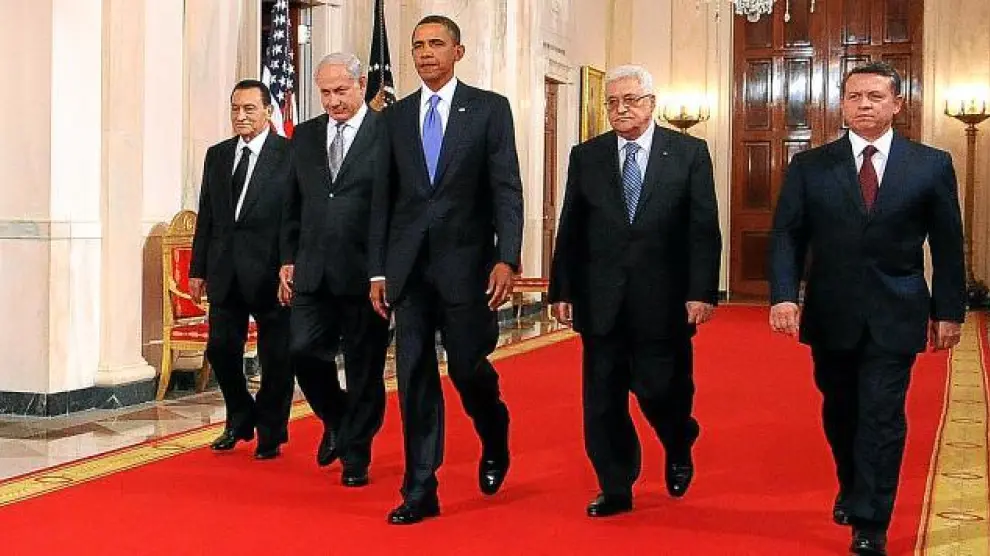 De izquierda a derecha, Hosni Mubarak, Benjamin Netanyahu, Barack Obama, Mahmud Abás y el rey Abdullah II, ayer en la Casa Blanca en Washington.