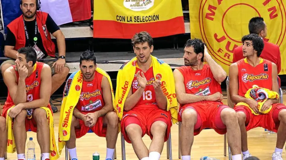 Los jugadores españoles, relajados en el banquillo.