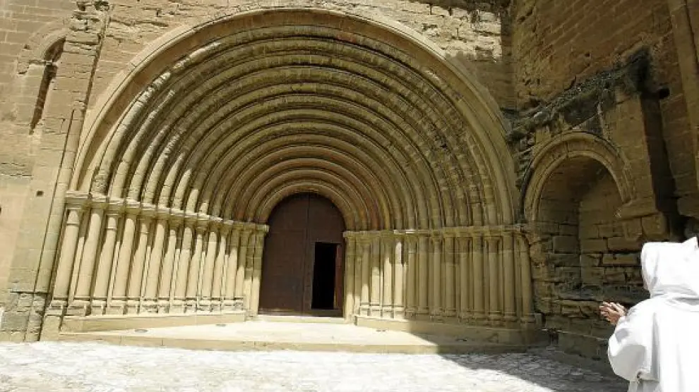 Portada de la iglesia del monasterio de Sijena, reabierto a las visitas desde el pasado agosto.