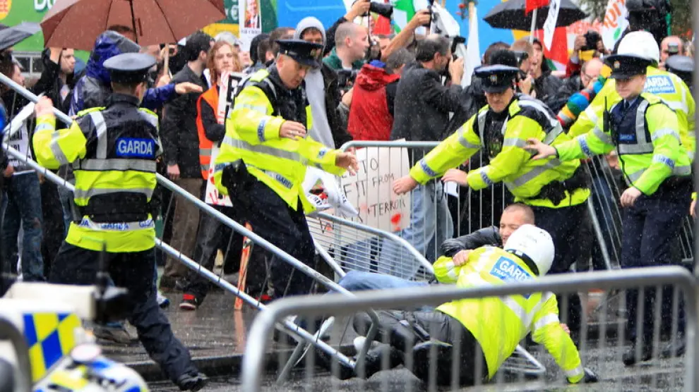 La Policía intenta contener a los manifestantes contrarios a Blair