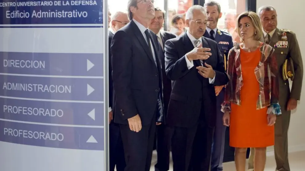 La ministra de Defensa y el ministro de Educación, junto al director general de Enseñanza Superior del Gobierno de Aragón