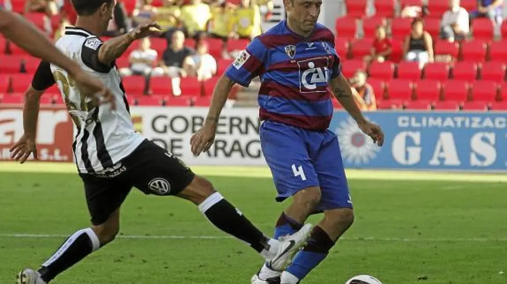 Marcos conduce la pelota durante el encuentro del pasado sábado ante la UD Las Palmas.