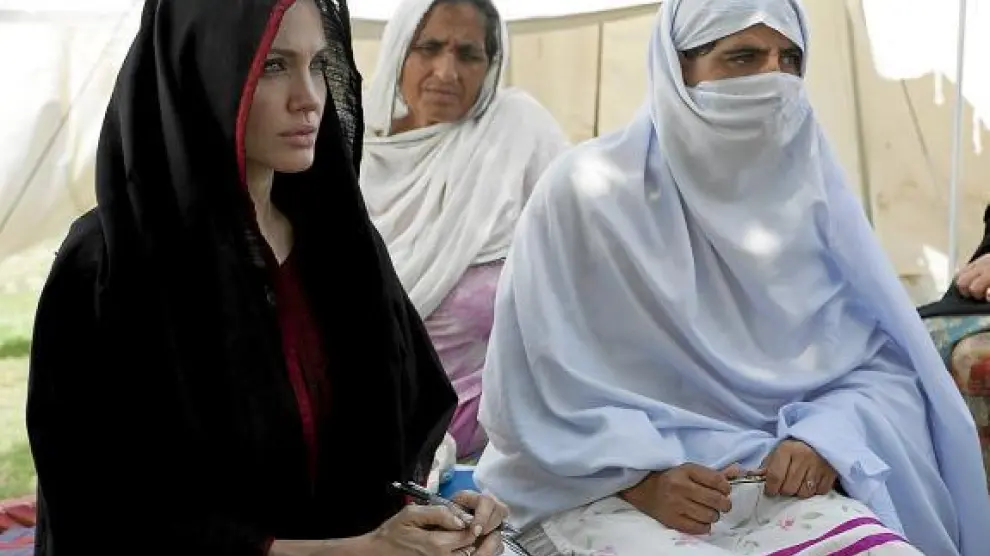 Angelina Jolie escucha a mujeres pakistaníes afectadas por las inundaciones, ayer .